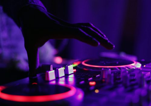 62de41641e258_Live-music-1